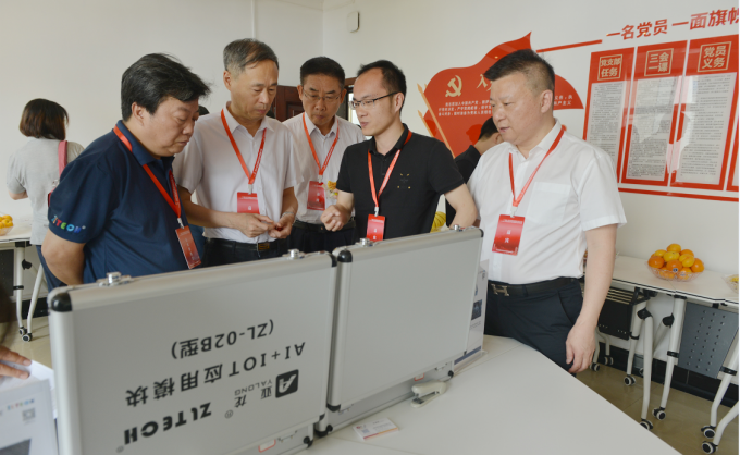 “智能制造职业教育人才培养论坛暨电子信息专业建设研讨会”圆满召开！智龙科技作主旨报告：《智能化时代中职电子信息类专业建设探讨》